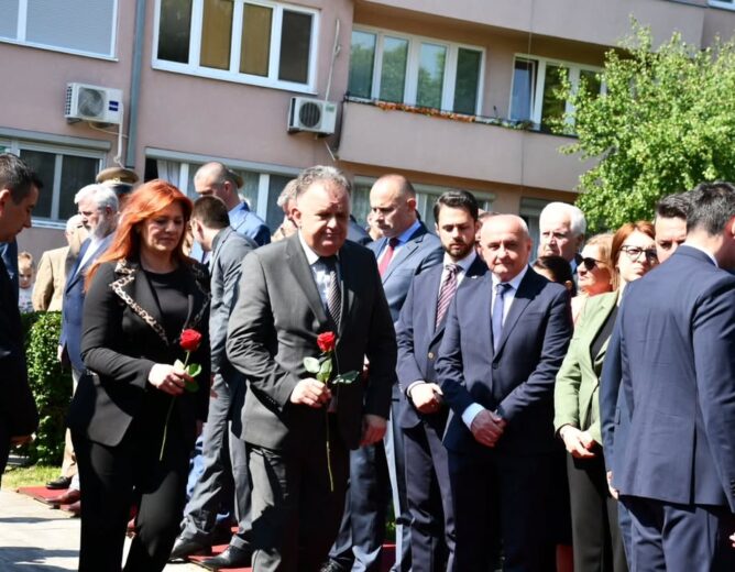 Градоначелник Градишке Зоран Аџић данас је на обиљежавању 30. годишњице хрватске војне акције “Бљесак” истакао да сјећање на прогон 15.000 Срба из Западне Славоније 1995. године остаје трајно у колективном памћењу српског народа.