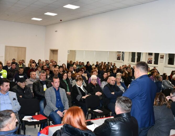 Млади су и вечерас својим присуством подржали трибину у Врбашкој!