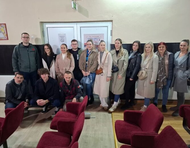 Млади су вечерас присуствовали трибини у Горњим Подградцима