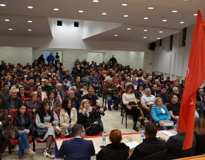 Вечерас су млади присуствовали трибини у Новој Тополи.