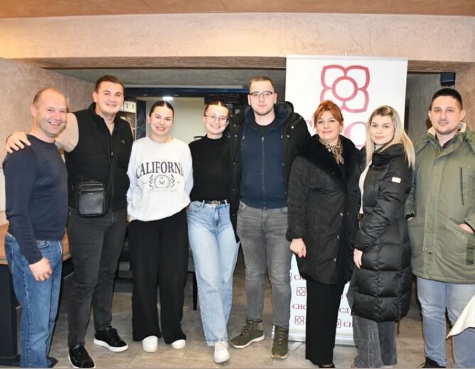 Млади синоћ на трибини у Козинцима!