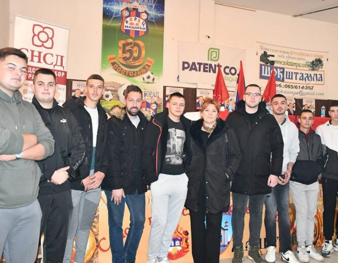 👥 Млади су и вечерас били дио трибине у Машићима – доказ да нове генерације препознају значај заједништва и учешћа у важним одлукама.